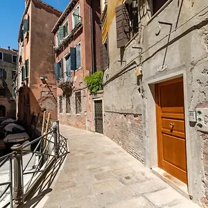 Querini Suite-balcony On Canal, Close To San Marco Appartement
